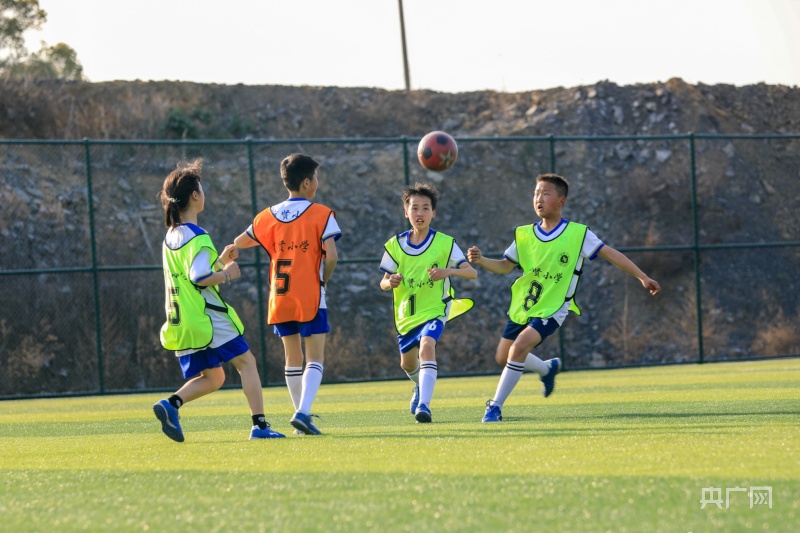 中国足球梦天天(田野间 绿茵场 圆乡村少年足球梦)