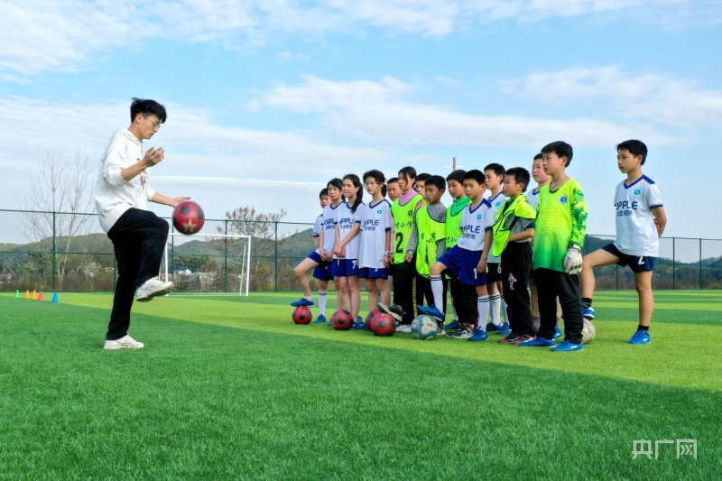 中国足球梦天天(田野间 绿茵场 圆乡村少年足球梦)