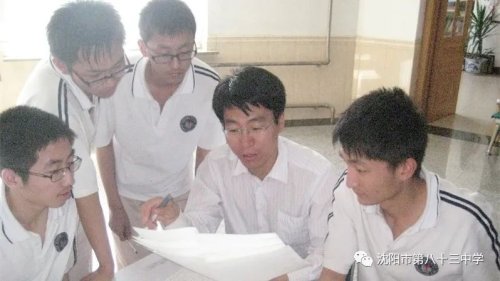 他在精神只为足球(默默耕耘，无私奉献——沈阳市第八十三中学班主任兰义兴)