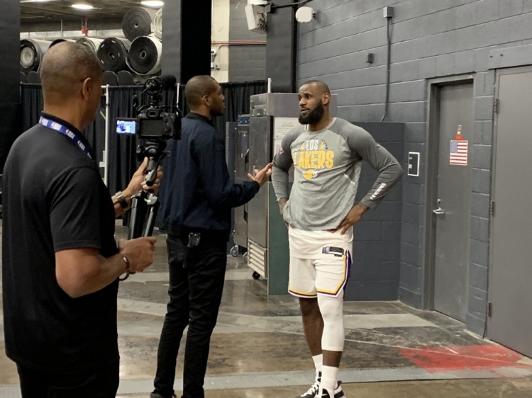 詹姆斯琼斯和詹姆斯的关系（老队友！詹姆斯赛后与太阳总经理詹姆斯-琼斯叙旧）-华海博客