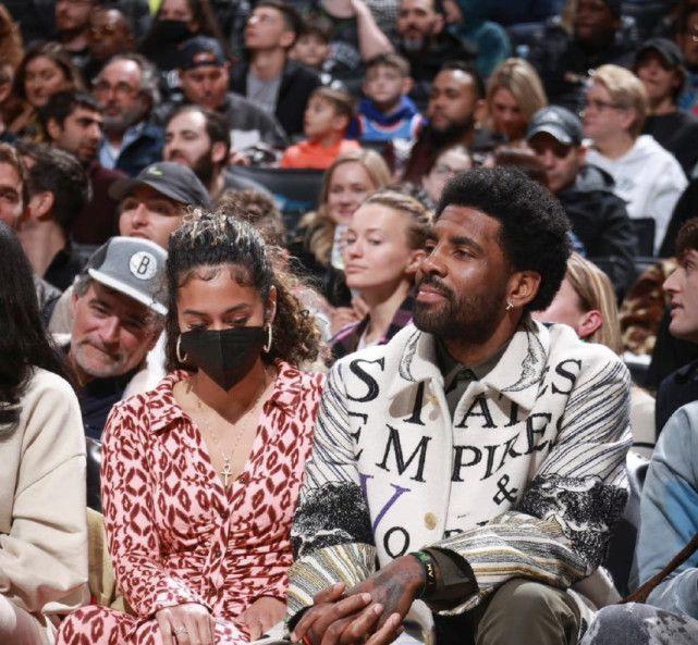 歐文為什么不打nba（歐文現身主場卻無法出戰，杜蘭特稱太荒謬，詹姆斯也發文聲援……）