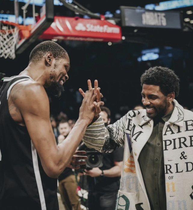 歐文為什么不打nba（歐文現身主場卻無法出戰，杜蘭特稱太荒謬，詹姆斯也發文聲援……）
