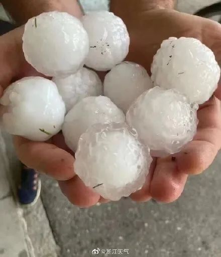 冲上热搜！杭州刮大风下冰雹：上午还是大太阳，瞬间变脸