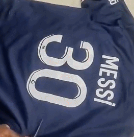 巴黎向梅西提供了30号球衣(大巴黎球迷抗议升级：涂鸦40多米辱骂梅西等人，剪碎梅西球衣泄愤……)