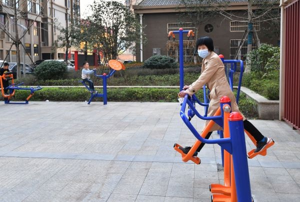 怎么在qq群看NBA(下楼就有健身设施，还有足球场篮球场——孩子一到这个体育公园就不想走了)