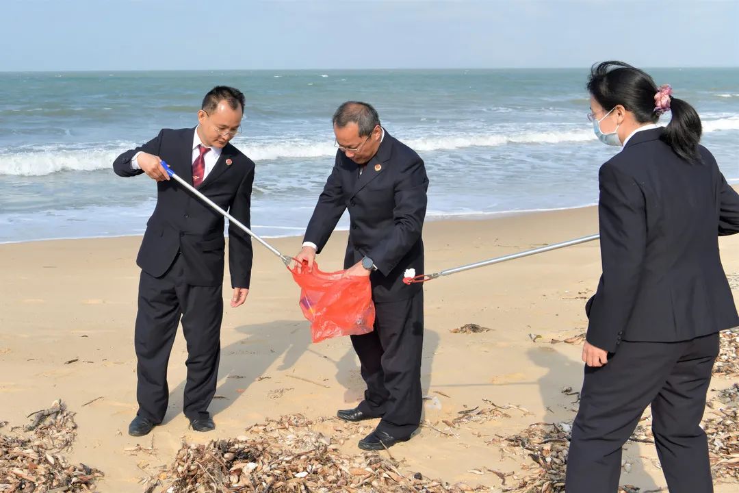 公益诉讼“回头看” 双融双促再提升 ——海南省检察院第八检察部党支部联合海口市美兰区检察院机关党委创新开展主题党日活动