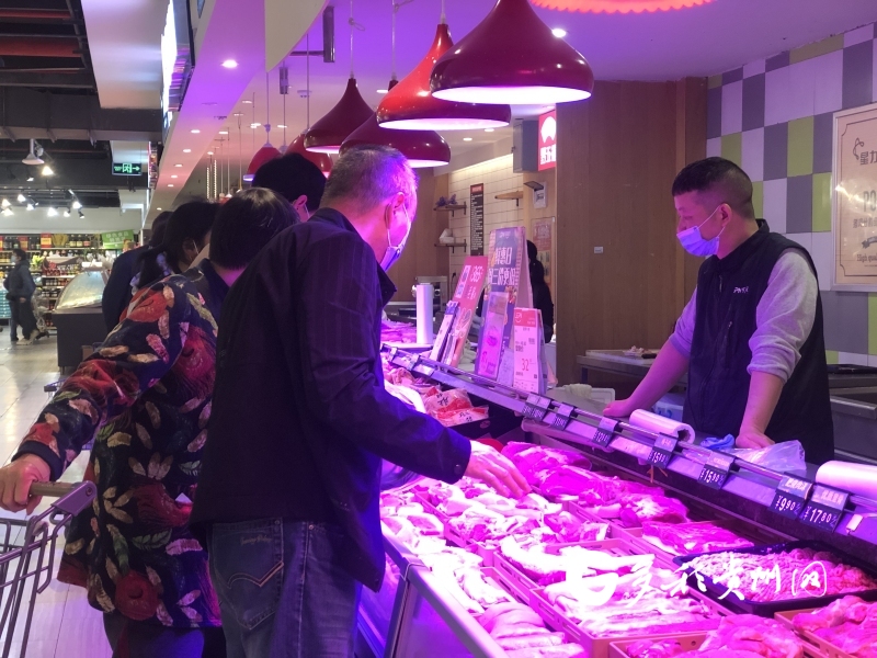 部分门店猪肉跌破8元 贵阳市民：“降价了也按需购买”