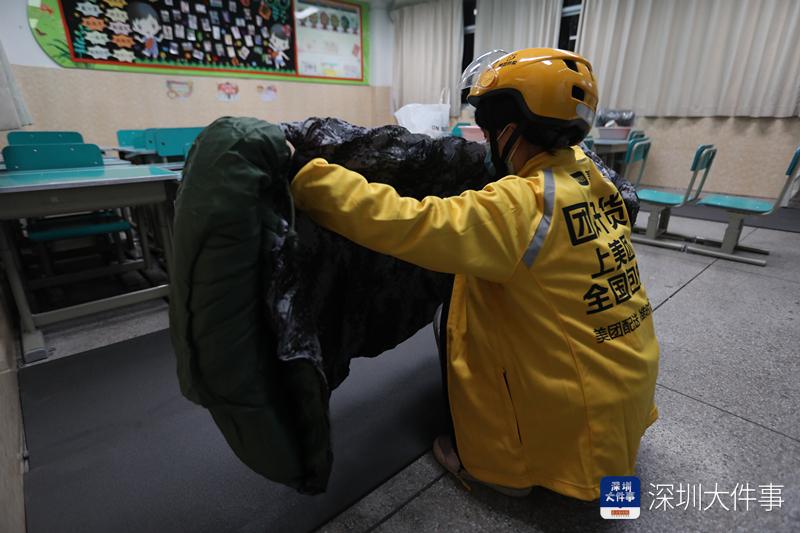 记者直击｜奔忙的深圳外卖骑手夜归“新家”