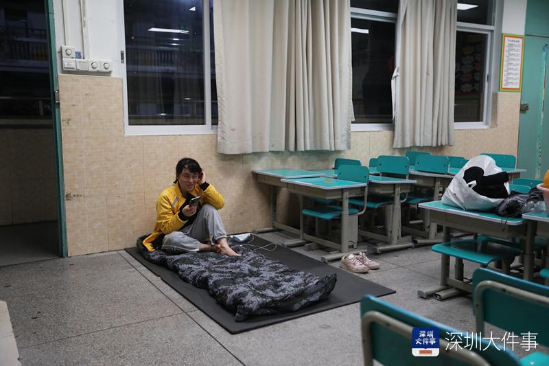 记者直击｜奔忙的深圳外卖骑手夜归“新家”