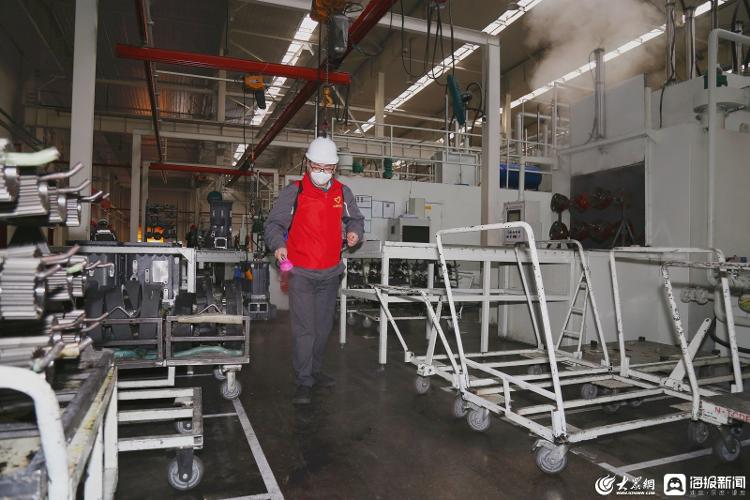奮戰(zhàn)正當時 濰柴雷沃重工防疫生產(chǎn)兩不誤