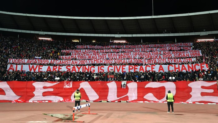 贝尔格莱德红星球迷打出标语(塞尔维亚球迷拉横幅列美国入侵史，西方媒体集体失声)