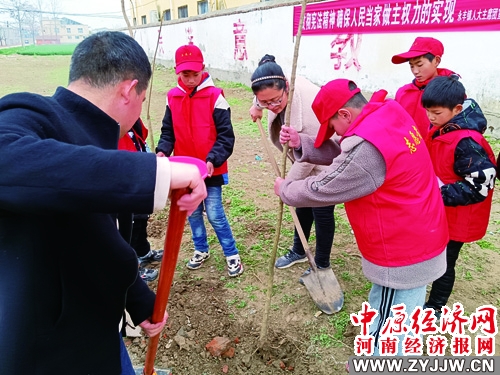 项城市永丰镇闫庄小学积极组织开展植树活动(图1)