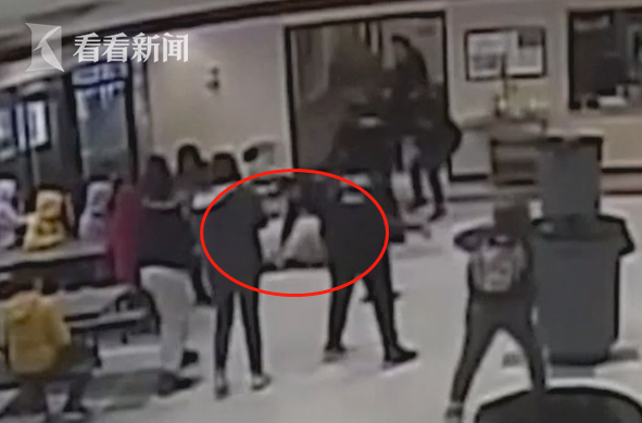 又看暴力执法！12岁的女学生互相殴打，被美国警察“跪下脖子锁住喉咙”。