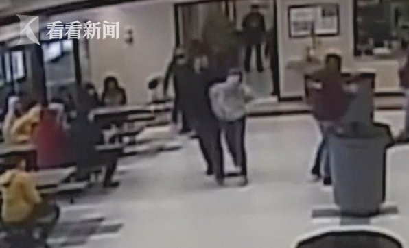 又看暴力执法！12岁的女学生互相殴打，被美国警察“跪下脖子锁住喉咙”。