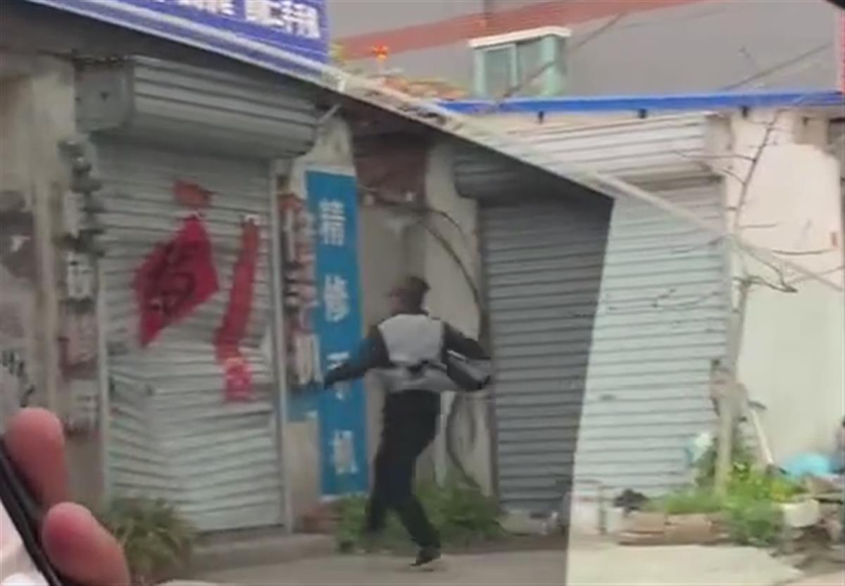 男子百米冲刺后用身体撞破卷帘门，警方：有精神疾病，已登记观察