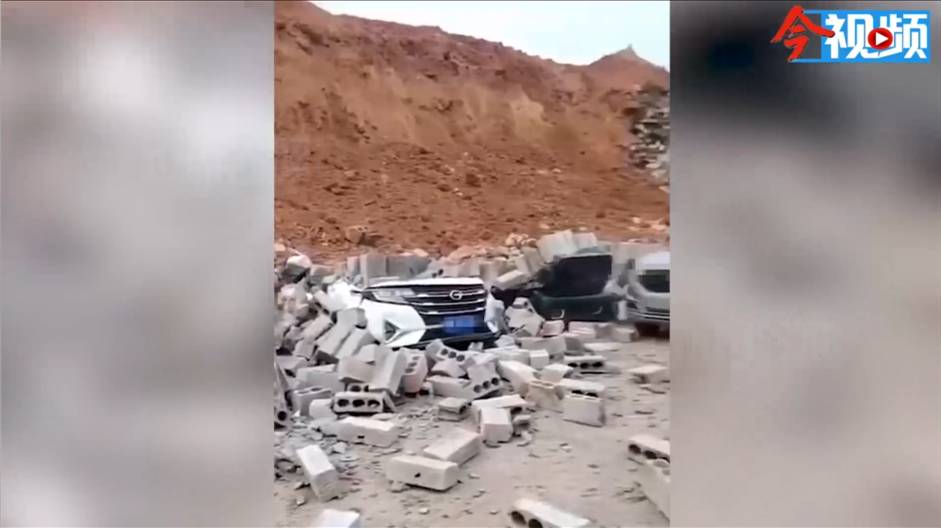 突发！柳州这停车场挡土墙倒塌，十多辆车被压埋