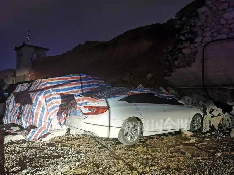 突发！柳州这停车场挡土墙倒塌，十多辆车被压埋