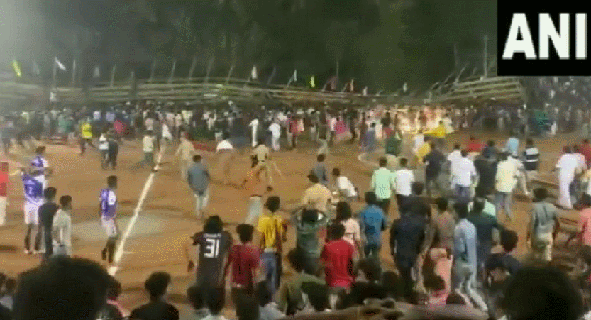 印度足球赛前看台突然坍塌(印度足球赛前看台突然坍塌，大型照明灯砸向人群，超200人受伤)
