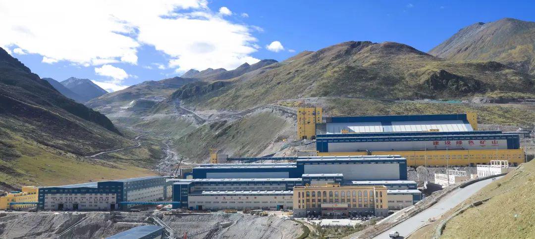 为此,紫金矿业在2020年再次抄底并购了西藏巨龙铜矿,圭亚那奥罗拉金矿