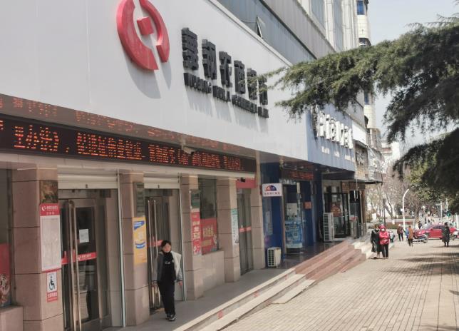 记者跑腿｜平顶山女子帮人担保贷款竟成“黑户”查询发现金额翻了30倍 贷款人还不认识