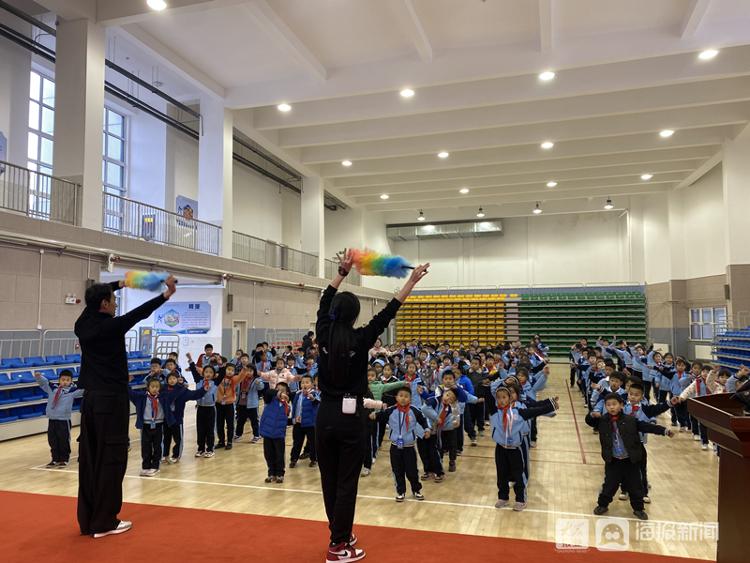 板球世界杯海报制作(上合实小特色板球操“走红”，开辟居家“亲子运动”新方式)