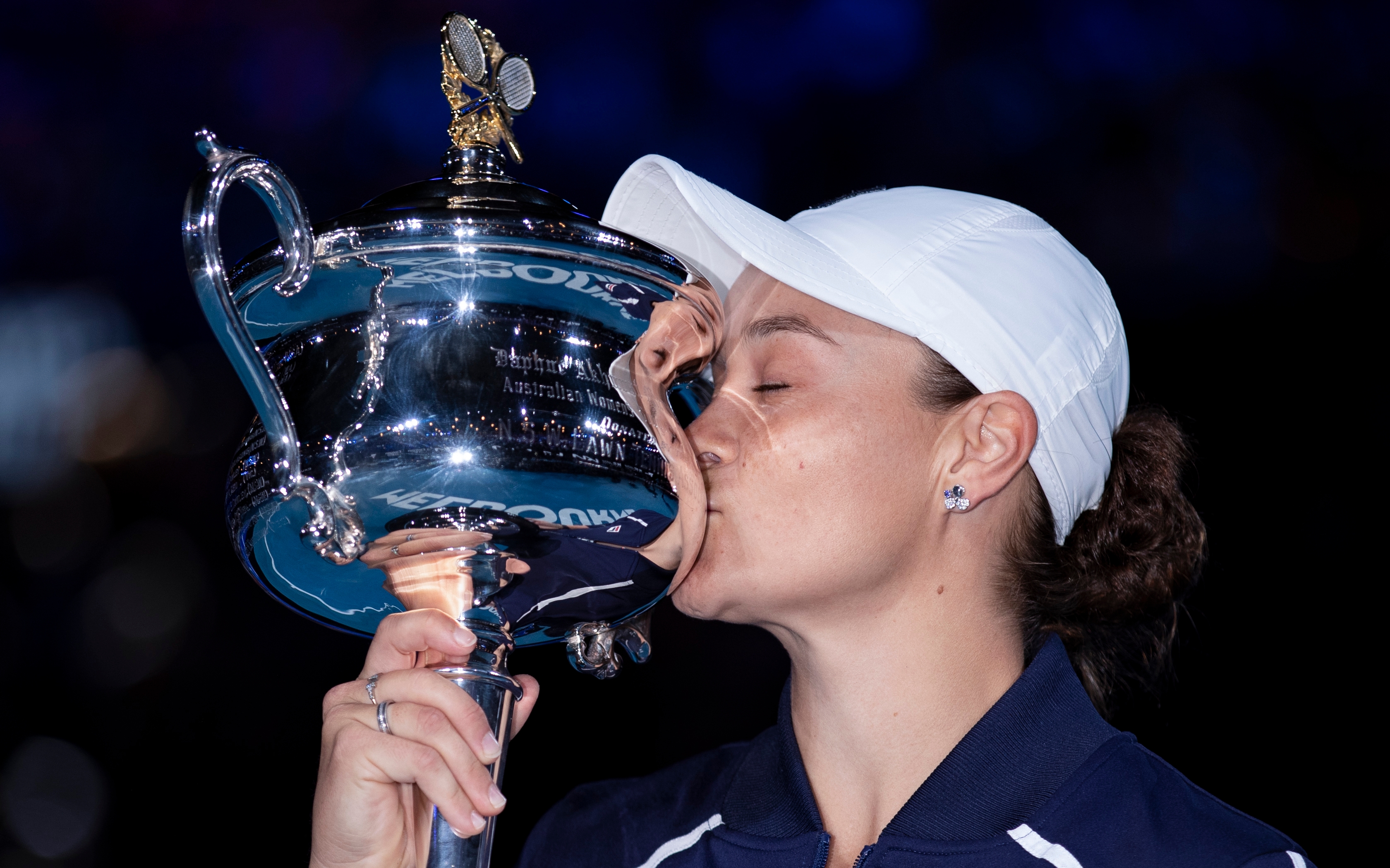 网球退役运动员(WTA世界第一巴蒂宣布退役，将开始下一段旅程)