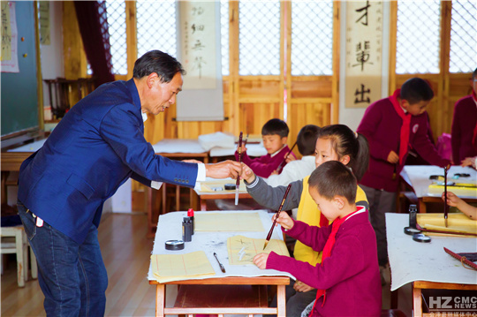 一群人打篮球的简笔画（工农小学的课后“自助餐”：55个兴趣类课后服务社团，138个兴趣班）