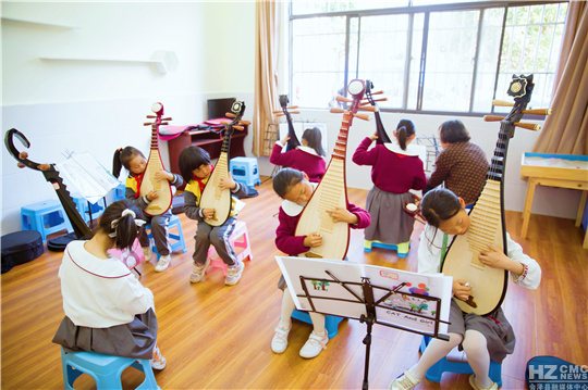 一群人打篮球的简笔画（工农小学的课后“自助餐”：55个兴趣类课后服务社团，138个兴趣班）