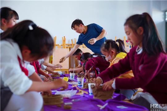 一群人打篮球的简笔画（工农小学的课后“自助餐”：55个兴趣类课后服务社团，138个兴趣班）