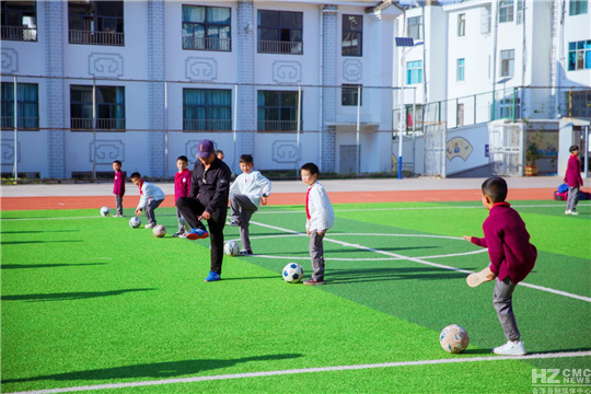 一群人打篮球的简笔画（工农小学的课后“自助餐”：55个兴趣类课后服务社团，138个兴趣班）