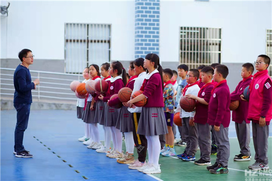 一群人打篮球的简笔画（工农小学的课后“自助餐”：55个兴趣类课后服务社团，138个兴趣班）