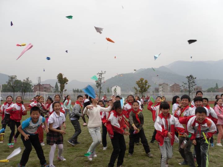 常安镇中心小学组织学生观看了“天宫课堂”第二课(图2)