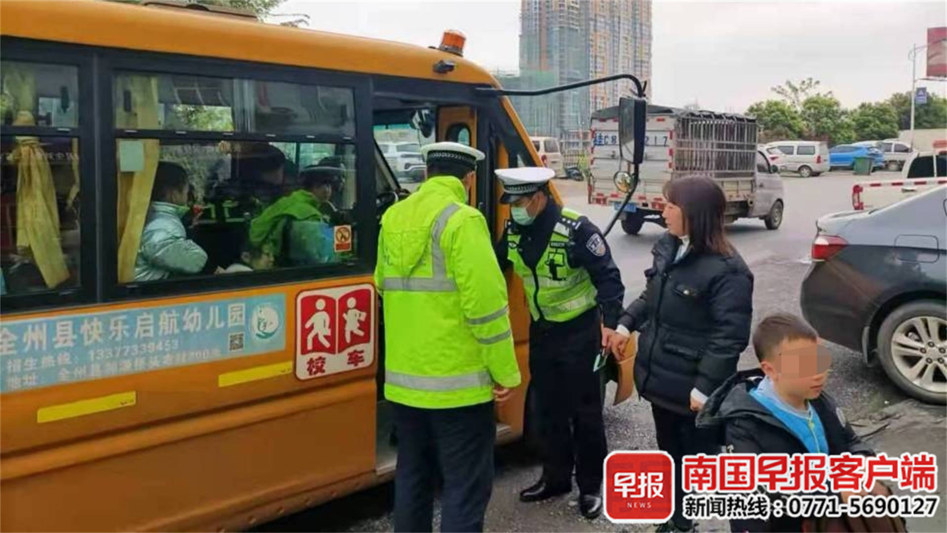 核載19人的幼兒園校車,竟塞進32人!桂林一司機被罰款扣分