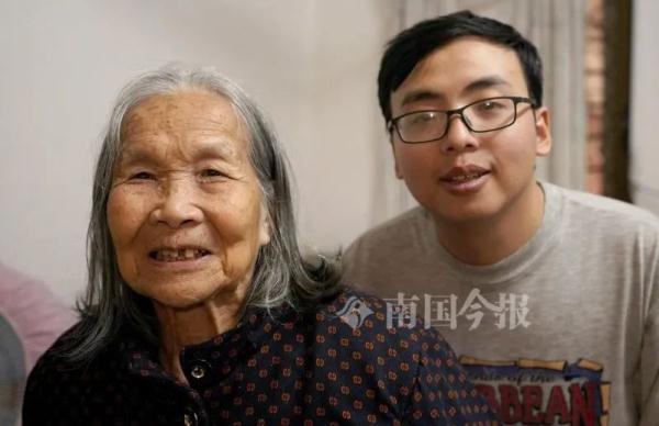 柳州这对“祖孙”故事戳中泪点：我宁愿放弃一切，唯独不会抛下你