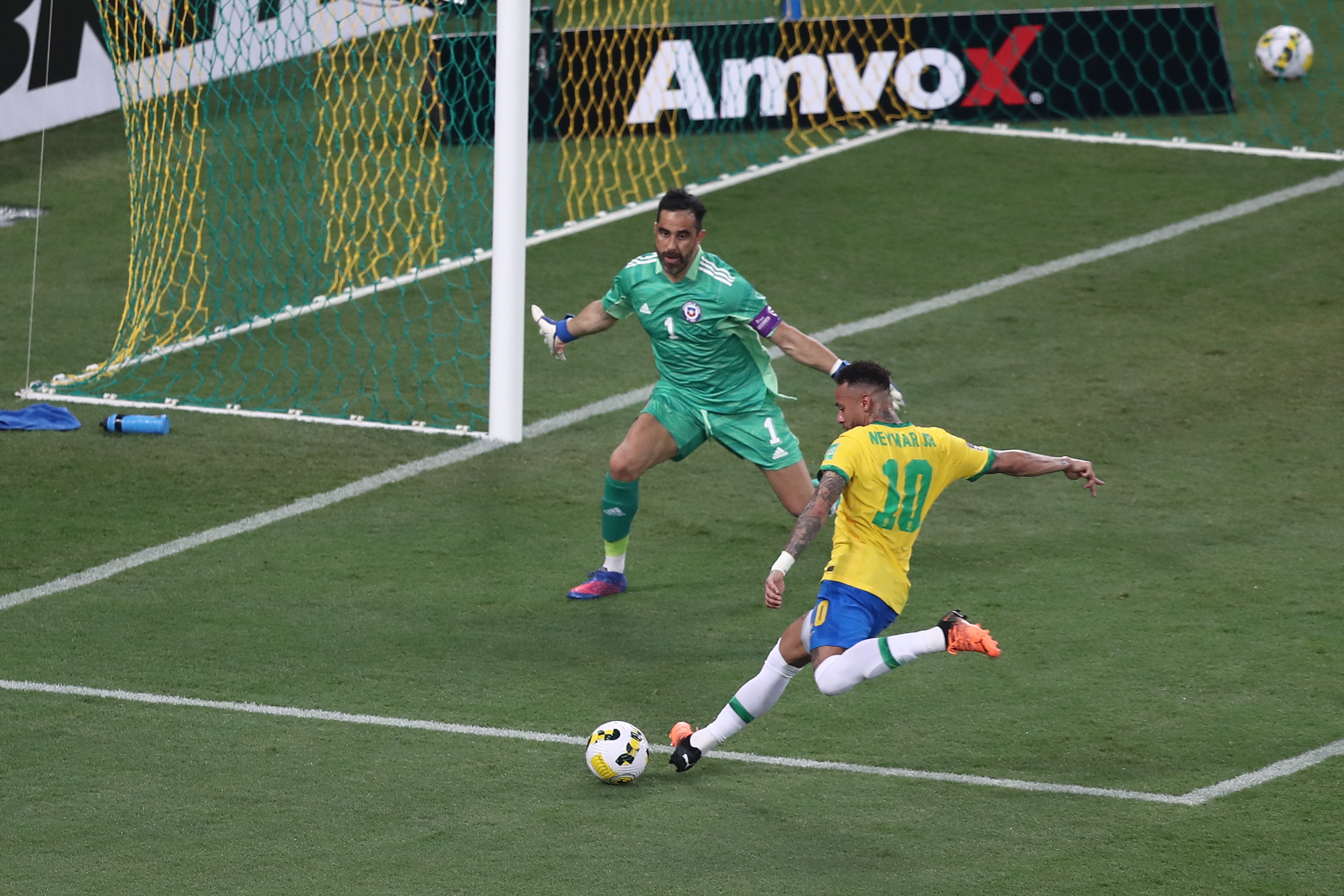 （体育）足球——世界杯预选赛：巴西胜智利
