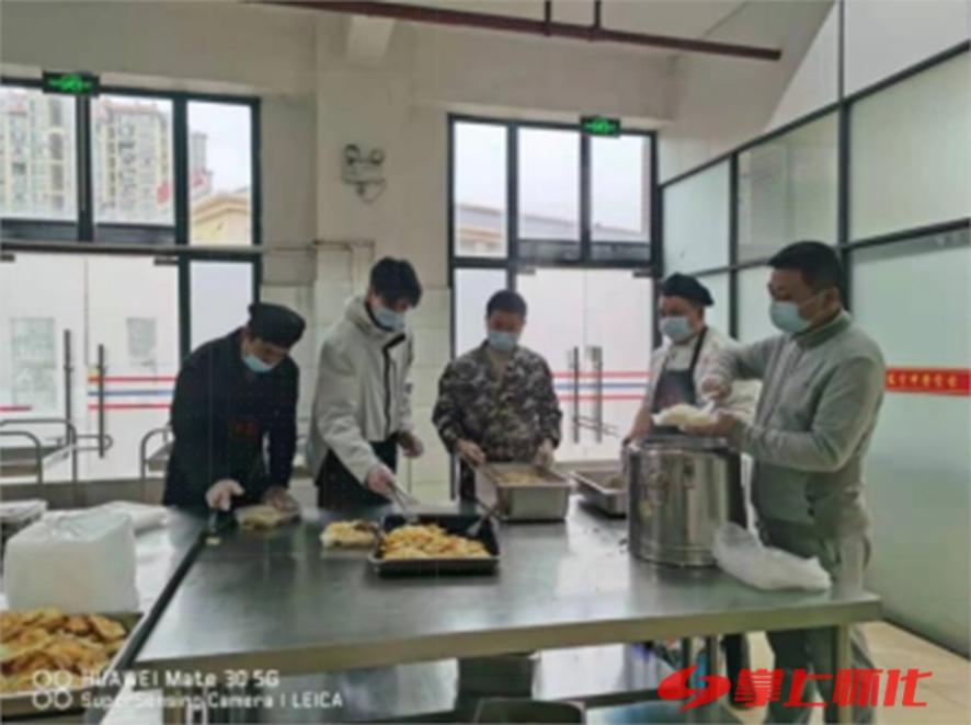 怀化市宏宇中学食堂为抗疫一线人员免费送餐(图1)