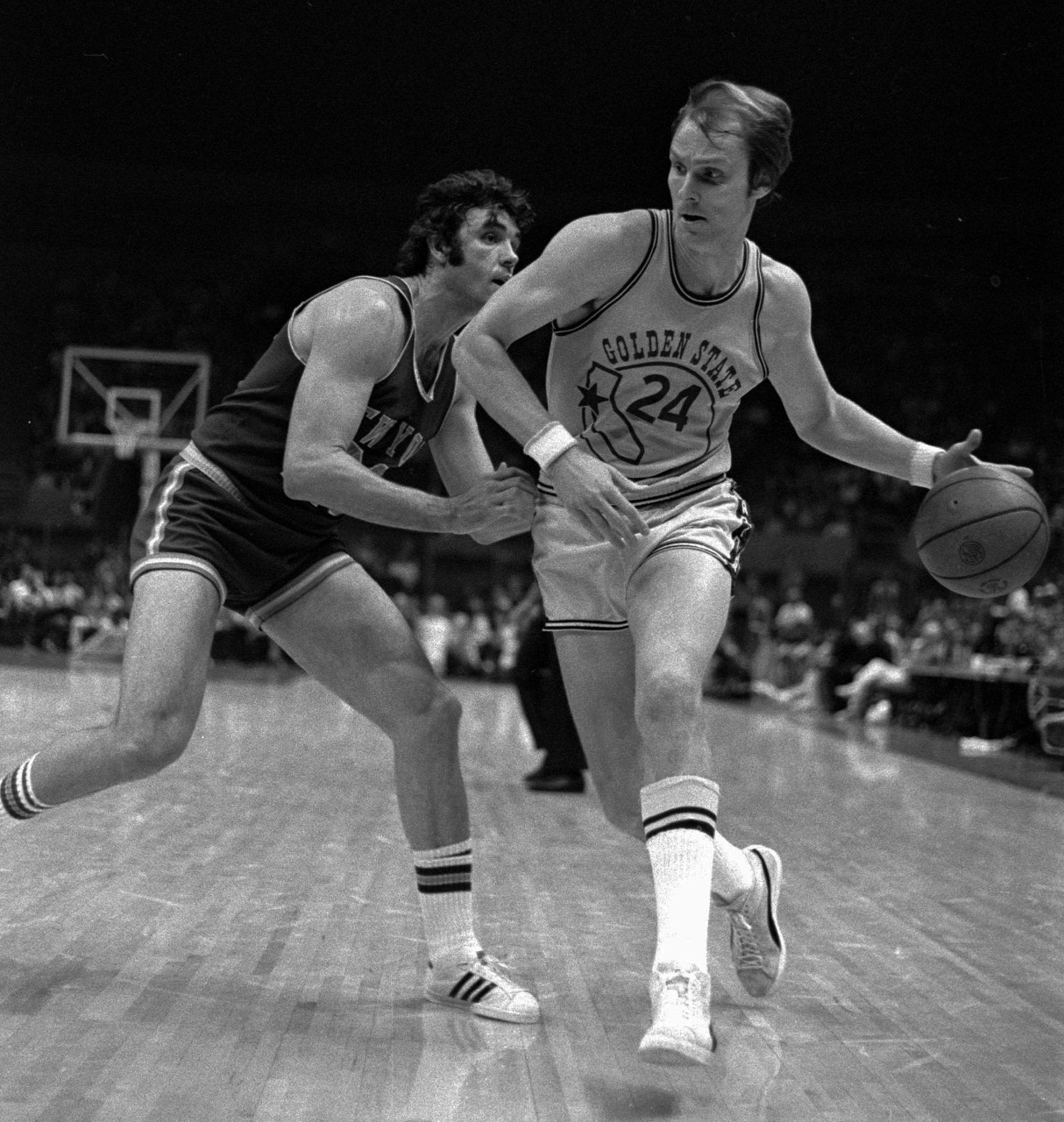 1974年的今天：里克-巴里狂砍64分10篮板9助攻5抢断带队获胜
