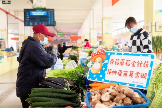 眼前一亮！张家港锦丰镇菜场摆上特色防疫标语