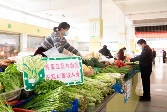 眼前一亮！张家港锦丰镇菜场摆上特色防疫标语