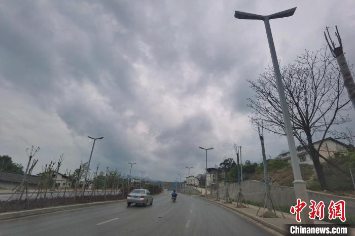 上百路灯灯座广告有错字？四川广元相关部门：立即进行整改