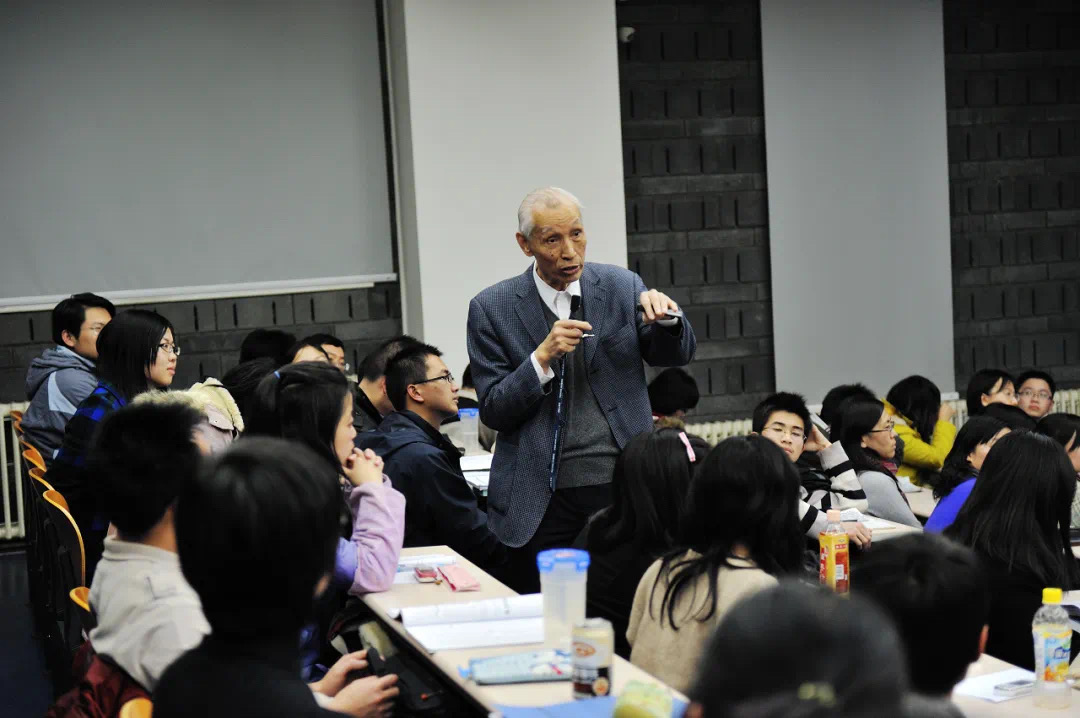 200余位教授汇聚于此，北大这门课不一般