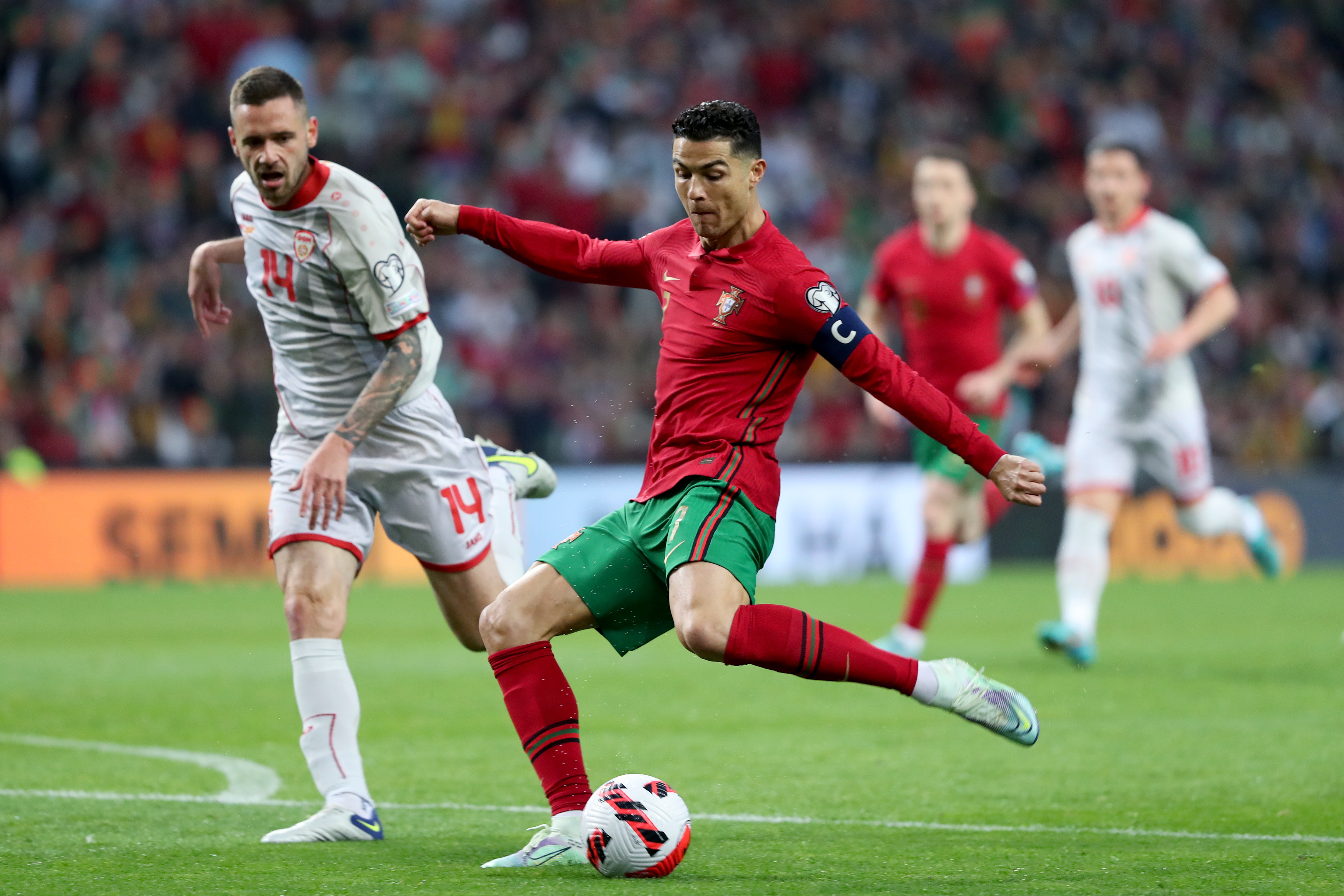 葡萄牙足球世界杯(葡萄牙2-0北马其顿！C罗献助攻，他的第五次世界杯来了)