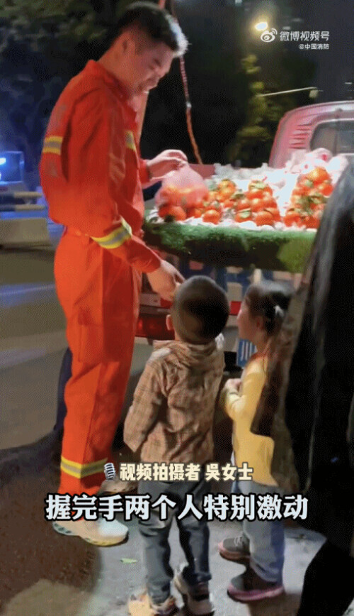 追星现场(人类幼崽大型追星现场！“我们都握到手了鹅鹅鹅鹅鹅鹅……”)