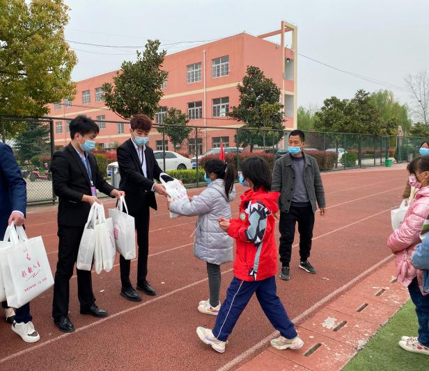 情系母校感师恩 回馈教育传真情——阜阳市颍东区口孜镇汪庙初级中学校服捐赠