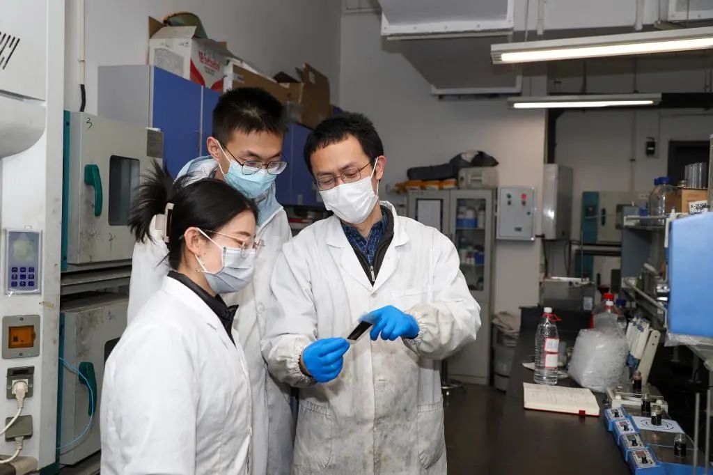 “老师，原来您住在办公室”