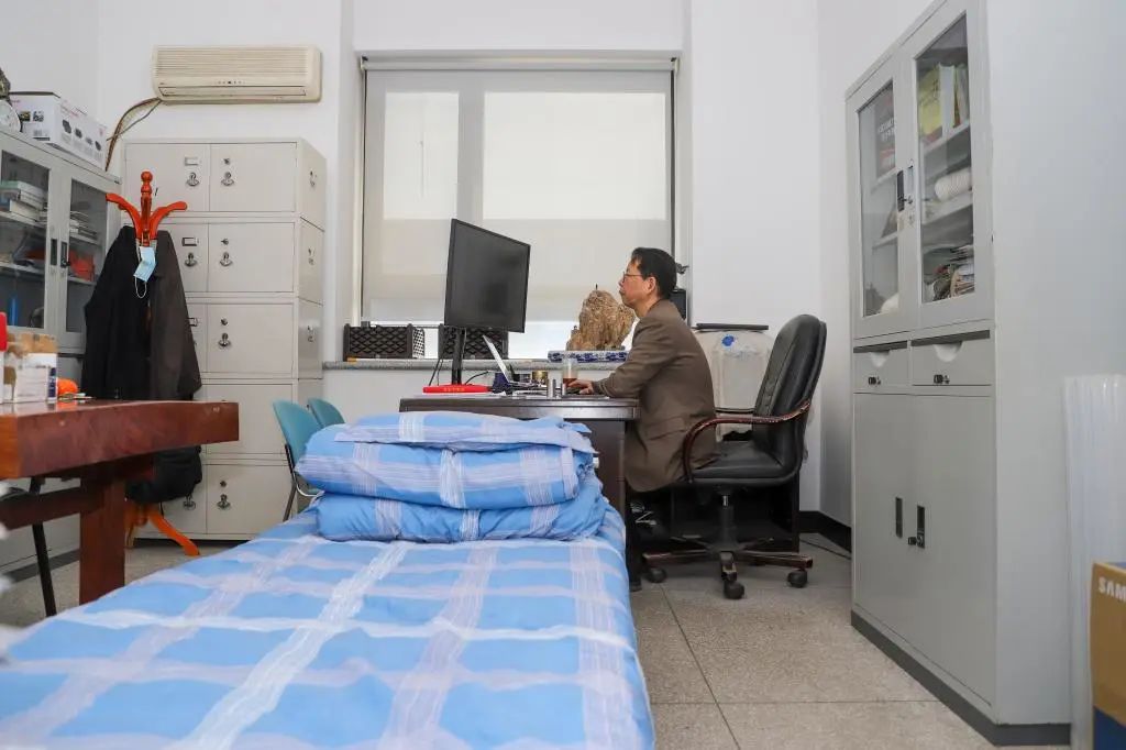 “老师，原来您住在办公室”