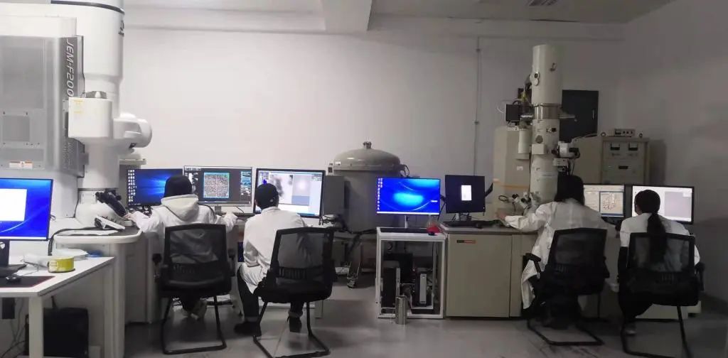 “老师，原来您住在办公室”