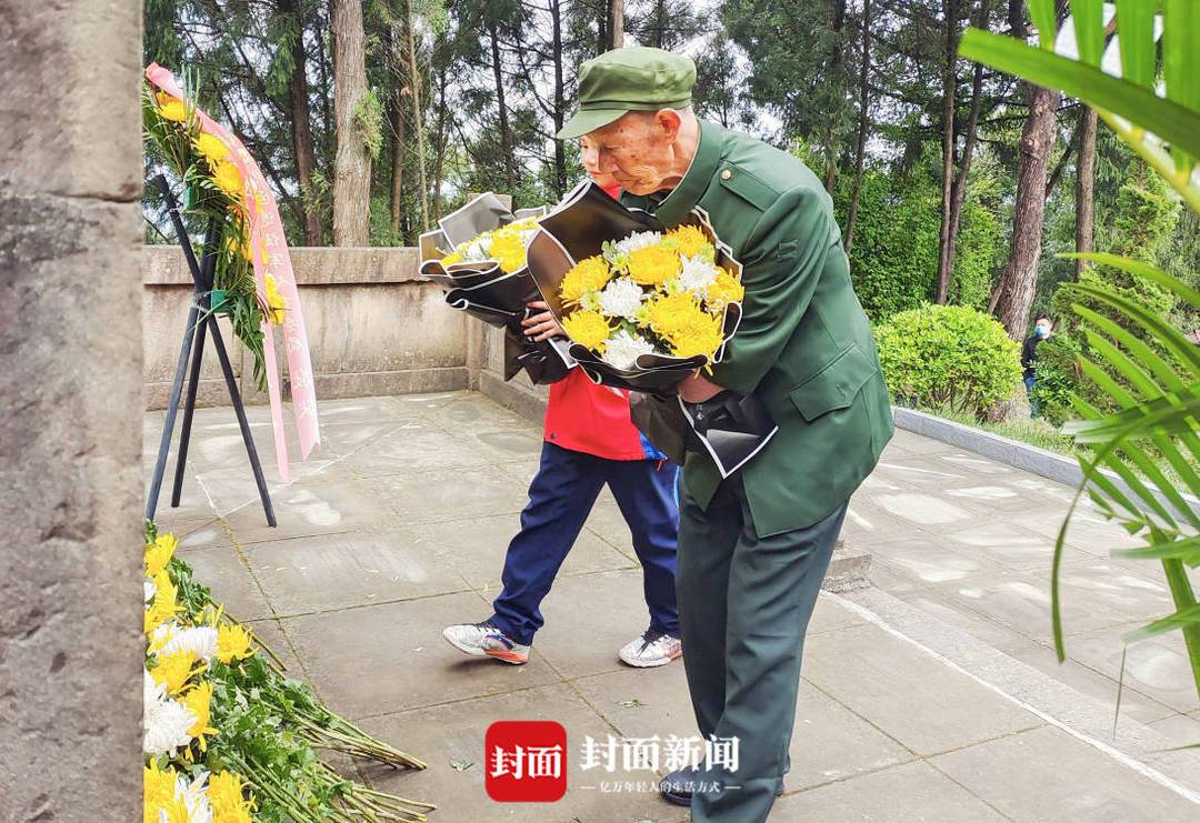 泪目！清明祭英烈 抗美援朝老兵用残臂擦拭墓碑献上军礼