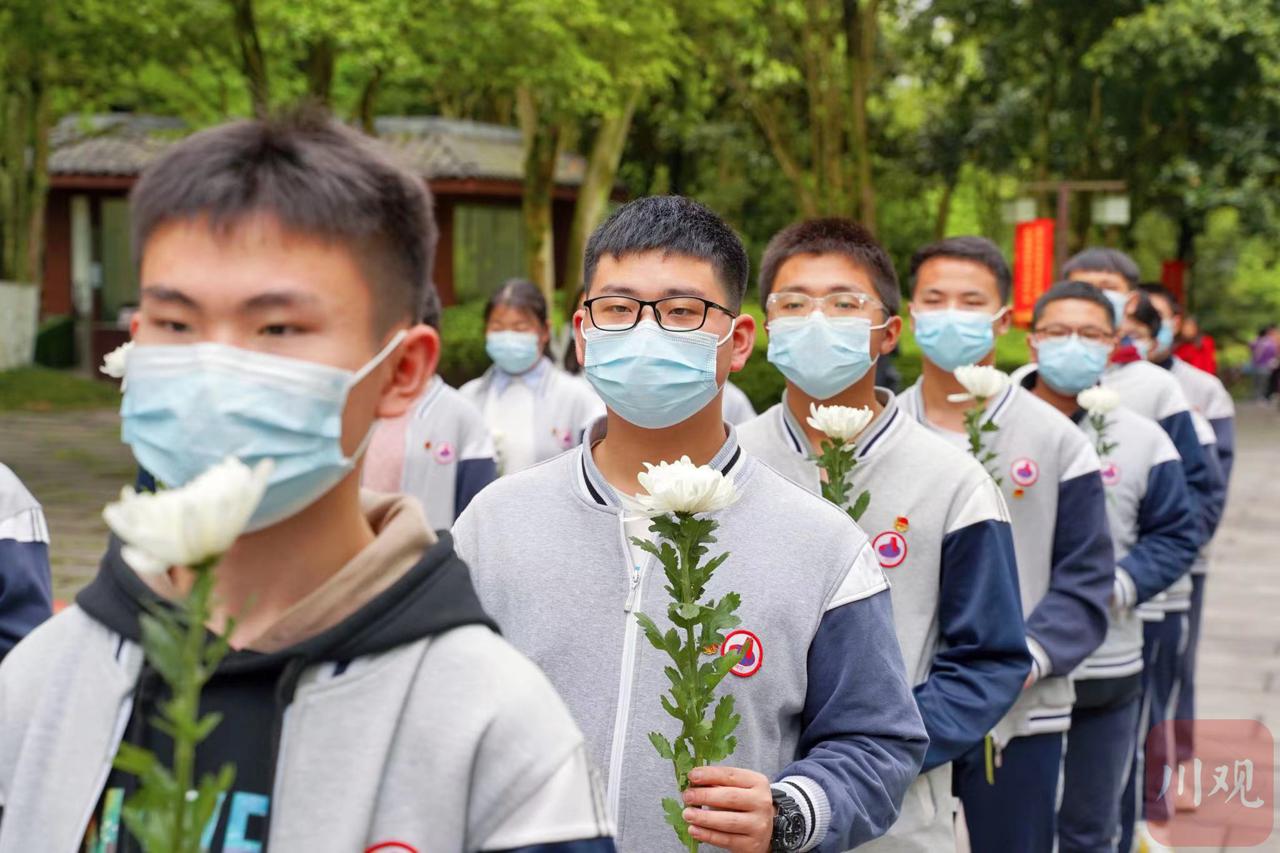 四川广安中学学生清明时节怀念伟人(图1)