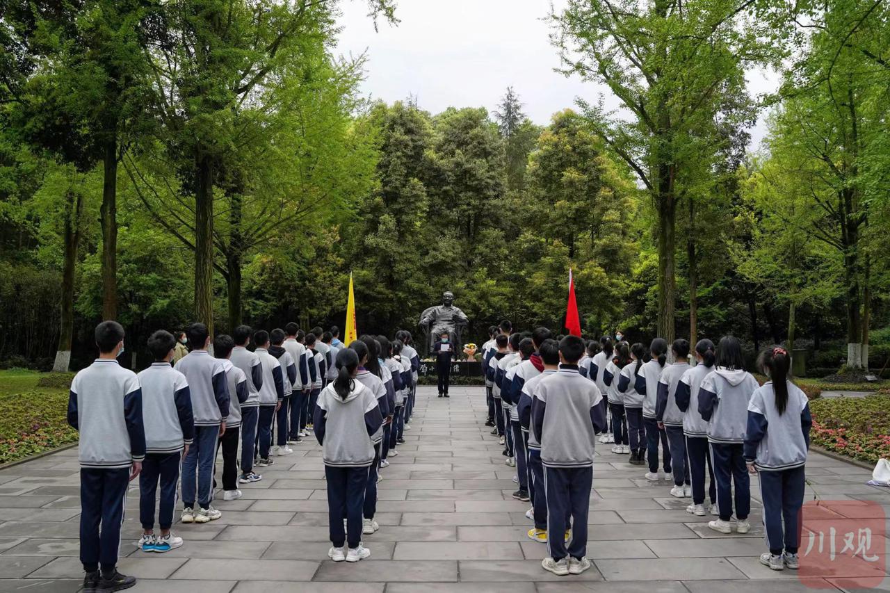 四川广安中学学生清明时节怀念伟人(图2)